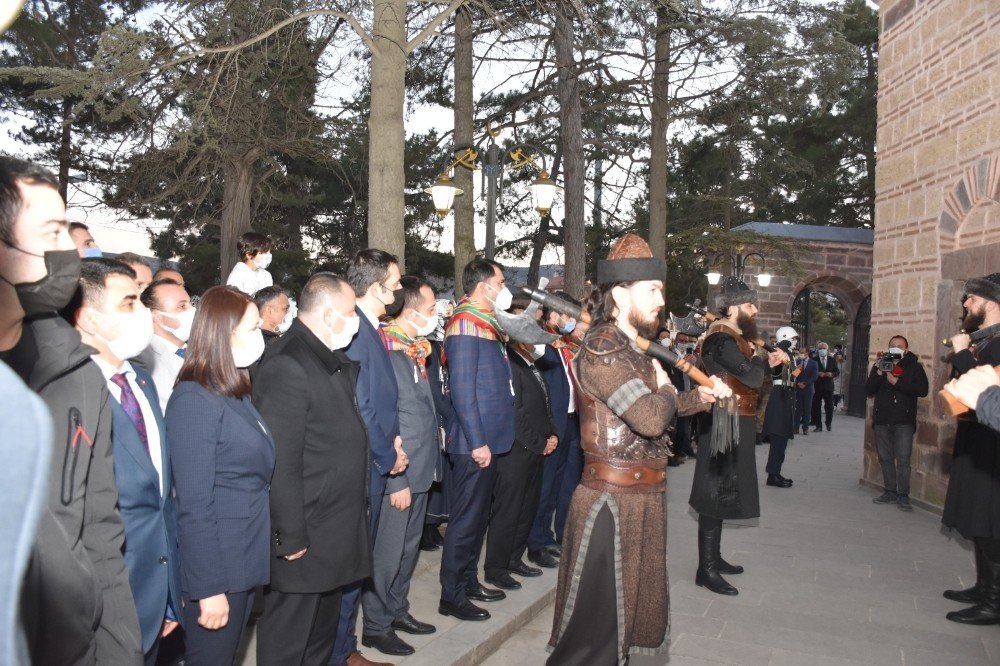 Bakan Kurum, Ertuğrul Gazi Türbesi’nde ’’saygı Nöbeti’ni İzledi