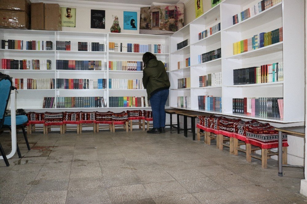Diyarbakır’da Kadın Girişimci Kıraathane Ve Tekel Bayilerin Arasında Sahaf Dükkanı Açtı