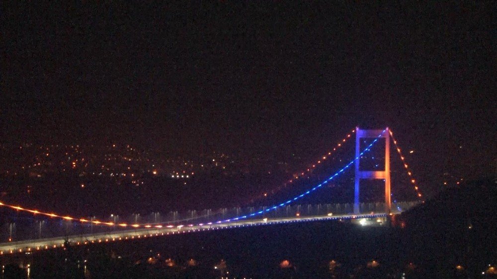 Fsm Köprüsü 4 Şubat Dünya Kanserler Günü’nde Mor Ve Turuncu İle Işıklandırıldı