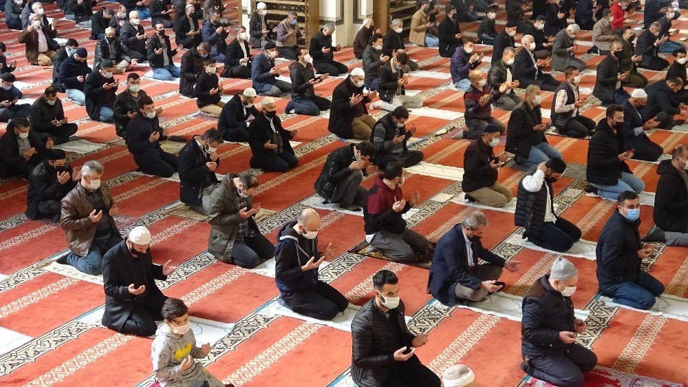Erbaş: “gençlik İyi Değerlendirildiğinde Kişiye Dünya Ve Ahiret Saadetini Kazandıracak, Aksi Halde İse Pişmanlıkla Anılan Yıllara Dönüşecektir”