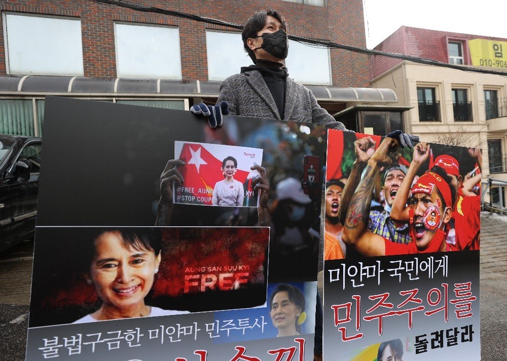 Myanmar’ın Seul Büyükelçiliği Önünde "darbe" Protestosu