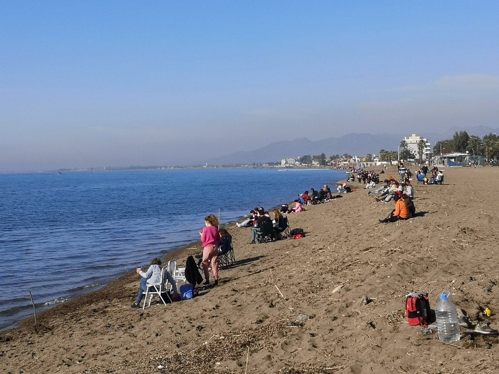 Havalar Isındı, İ̇zmir’de Plaj Ve Parklar Doldu