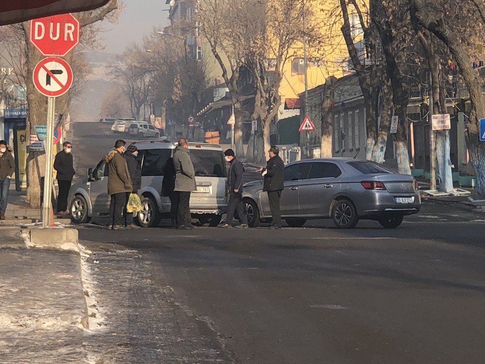 Kars’ta Maddi Hasarlı Trafik Kazası