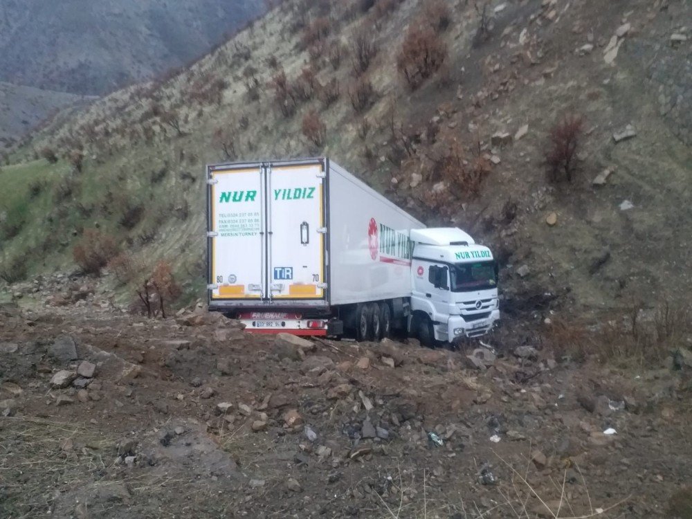 Şırnak’ta Tır Şarampole Yuvarlandı