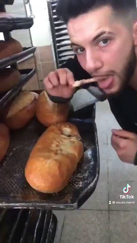 "süt Banyosu" Ve "dönerle Danstan" Sonra Şimdi De "ekmekle Çirkin Oyun"