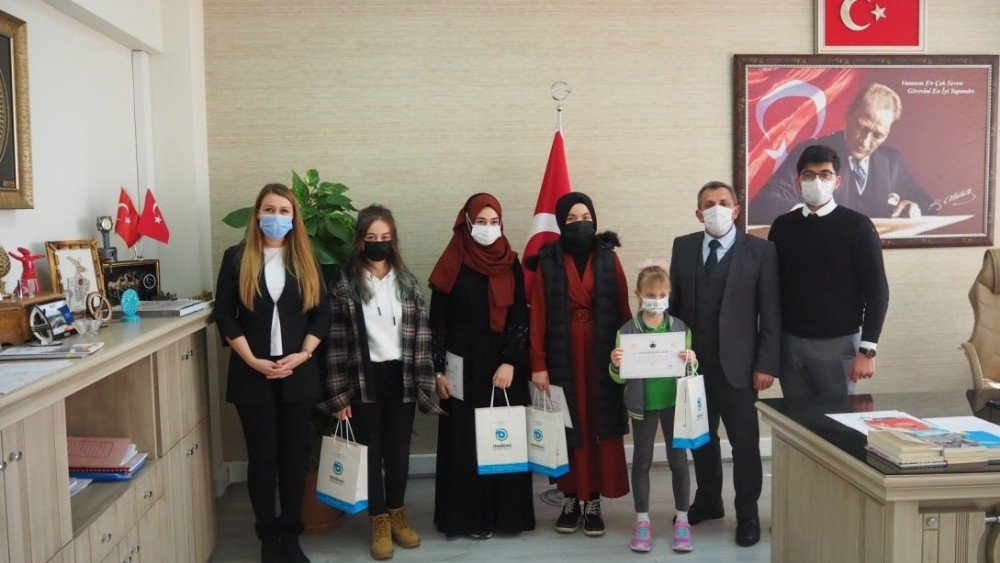 Yarışmada Dereceye Giren Öğrencilere Ödülleri Verildi