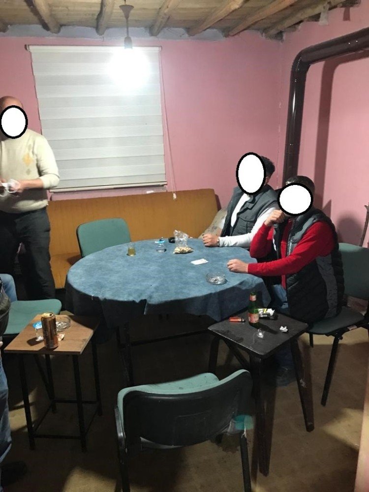 Bağ Evinde Kumar Oynayan 17 Kişiye Yaklaşık 23 Bin Tl Para Cezası Kesildi