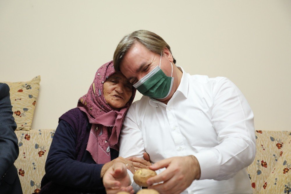 Şehit Annesinin Vali Aydoğdu İle Diyaloğu Ve Sarılmaları Yürekleri Isıttı