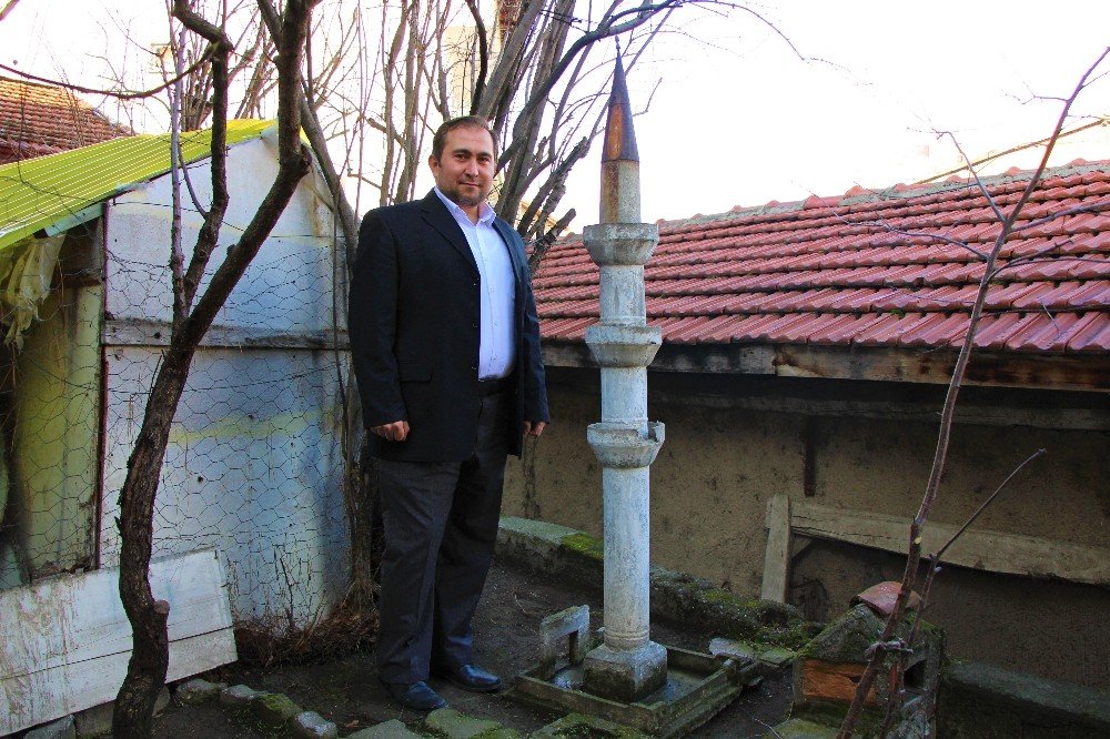 Evin Bahçesinde Şaşırtan Minare