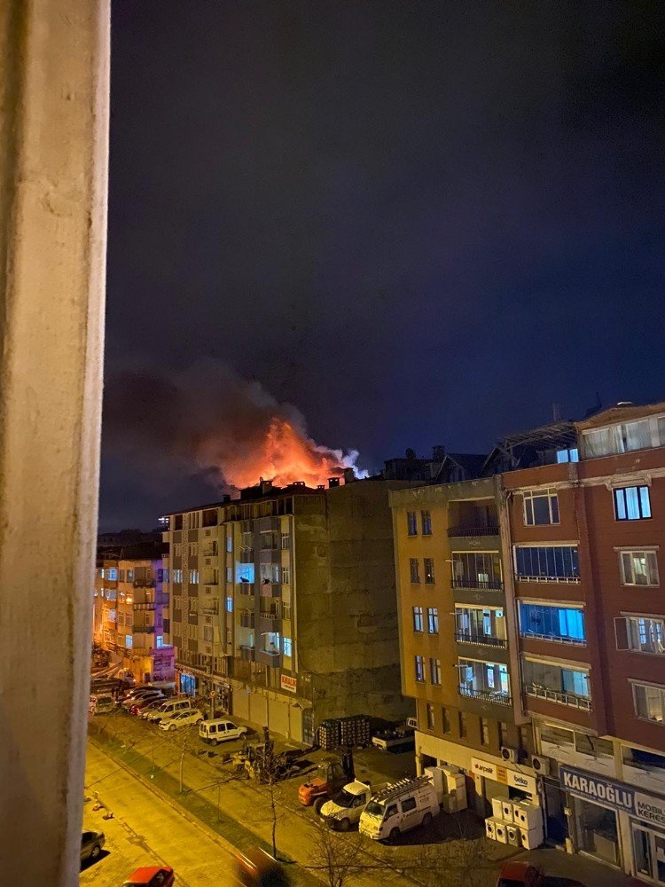 Ordu’da Çatı Yangını: 2 Kişi Dumandan Etkilendi