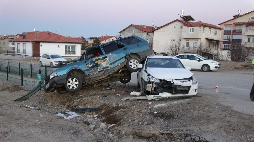 Isparta’da 2 Otomobil Çarpıştı: 1’i Bebek 3 Yaralı