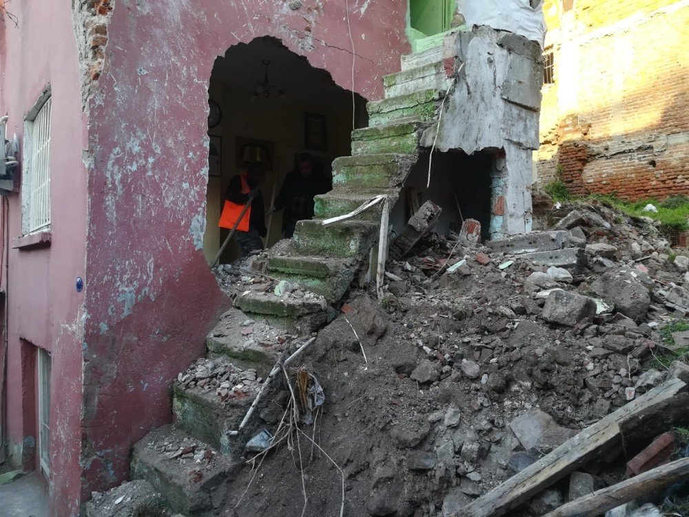 İ̇zmir’de Metruk Sinagogdan Kopan Taş Parçaları Evin Duvarını Yıktı: 1 Yaralı