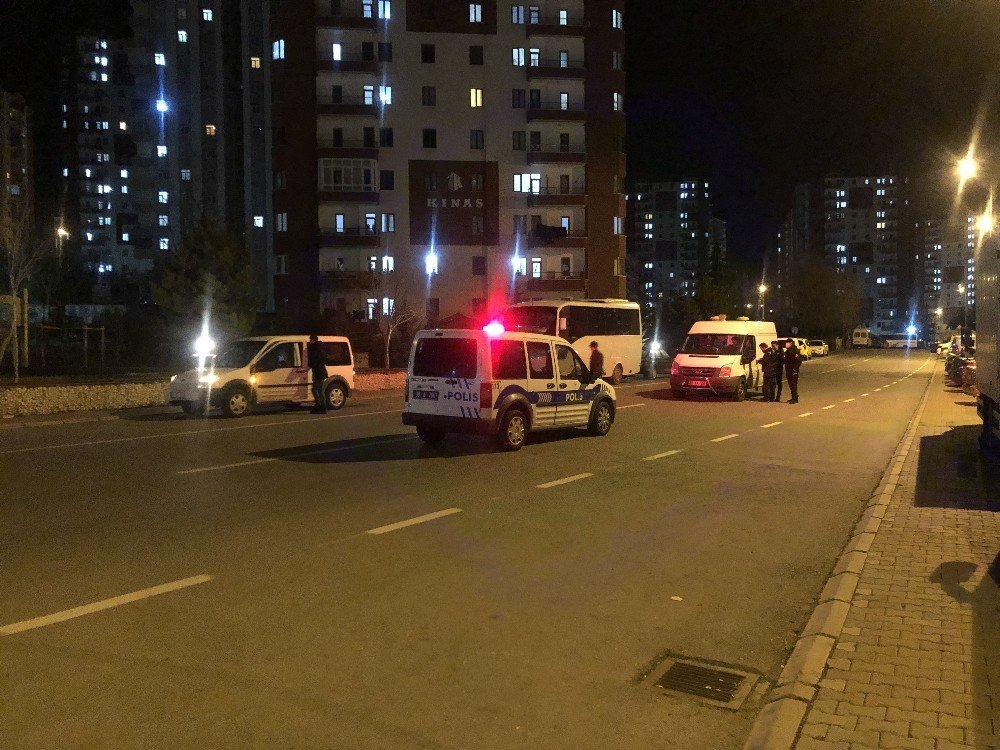 Yol Kenarındaki Şüpheli Çanta Polisi Harekete Geçirdi
