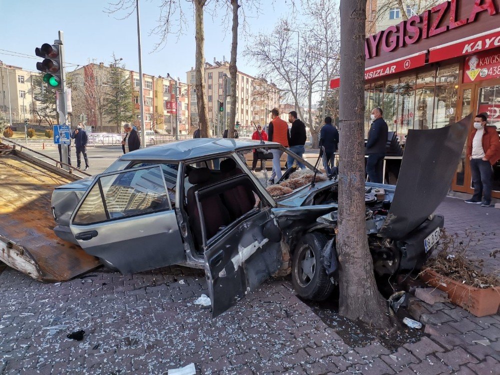 Kayseri’de Sokağa Çıkma Kısıtlamasında Feci Kaza: 3 Yaralı