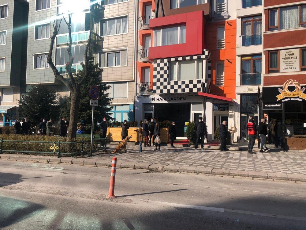 Kısıtlama Günü Bile Kuyruk Bitmedi