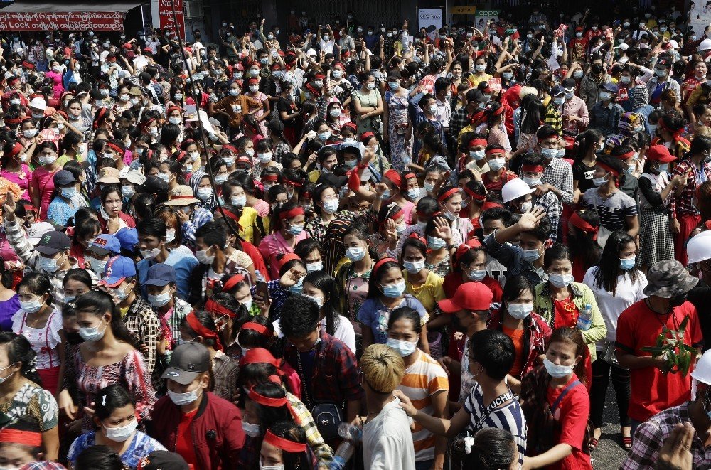 Myanmar’ın En Büyük Kentinde Halk Darbeye Karşı Sokaklarda