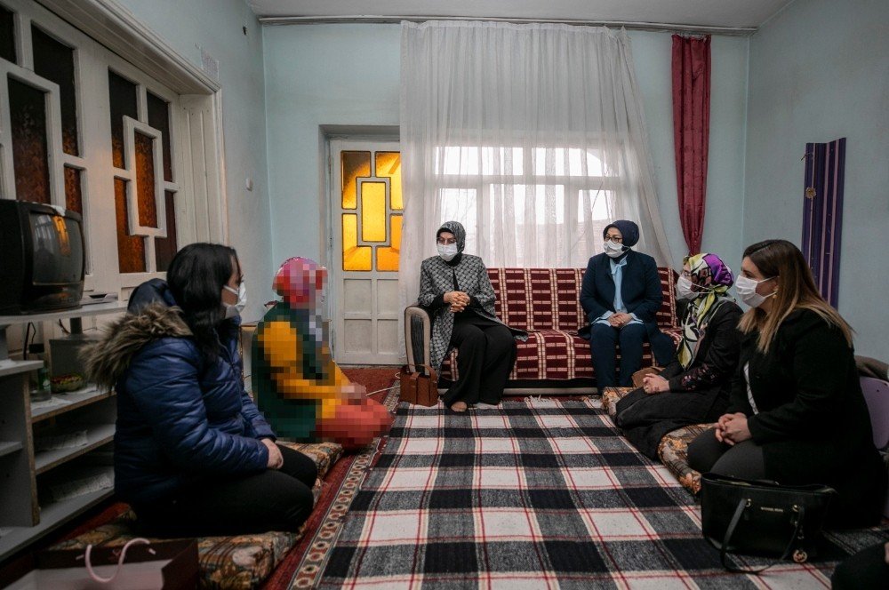 Vali Eşi Bilmez’den Koruma Altındaki Ailelere Ziyaret
