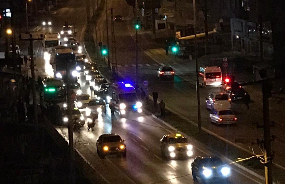 Motosiklet, Halk Otobüsüne Çarptı: 1 Yaralı