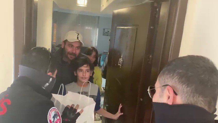 9 Yaşına Giren Kutan’a Yunus Ekiplerinden Doğum Günü Sürprizi