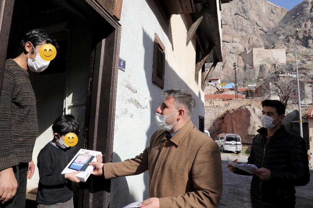 Afyonkarahisar Belediyesi 500 Öğrenciye Tablet Dağıttı