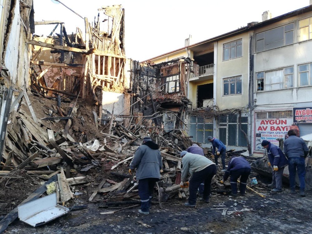Yanan Dükkanların Enkazı Kaldırılmaya Başlandı