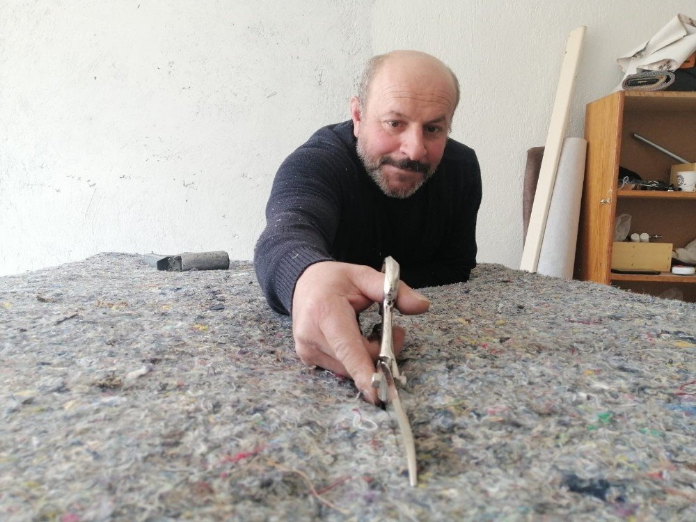Baba Oğul Döşemecilik Mesleğini Yaşatmaya Çalışıyor