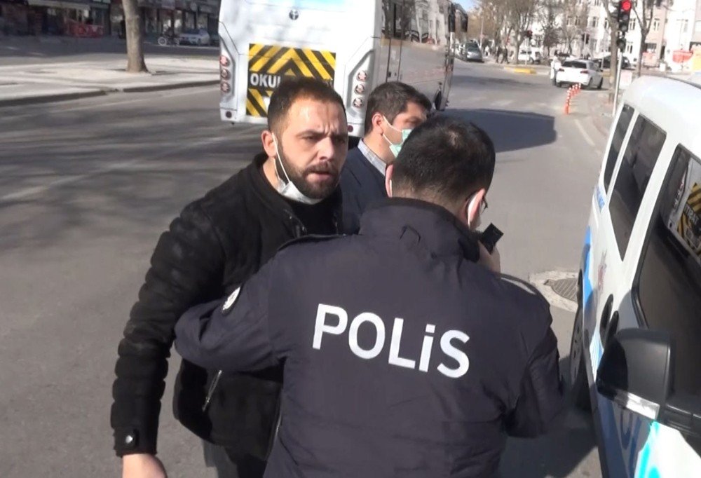 Muayenesiz Araçla Yakalanan Ehliyetsiz Sürücü Basın Mensuplarını Darp Etti