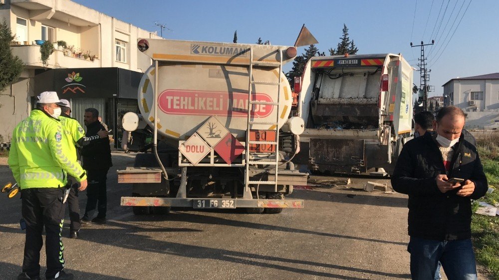 Yakıt Tankeri Çöp Kamyonuna Çarptı, Temizlik İşçisi Hayatını Kaybetti