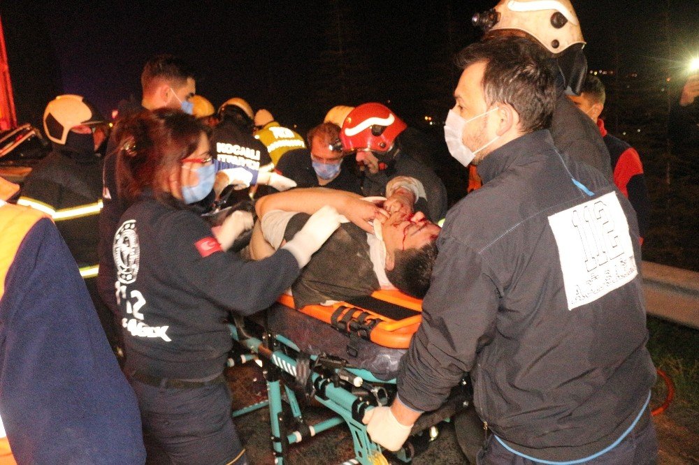 Tırın Arkasına Saplanan Otomobil Kağıt Gibi Yırtıldı: 1 Ölü, 1 Yaralı