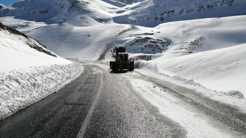 Karabet Geçidi’nde Yol Genişletme Çalışmaları Devam Ediyor