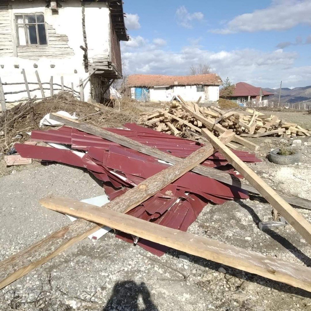 Amasya’da Şiddetli Rüzgar Çatı Uçurdu