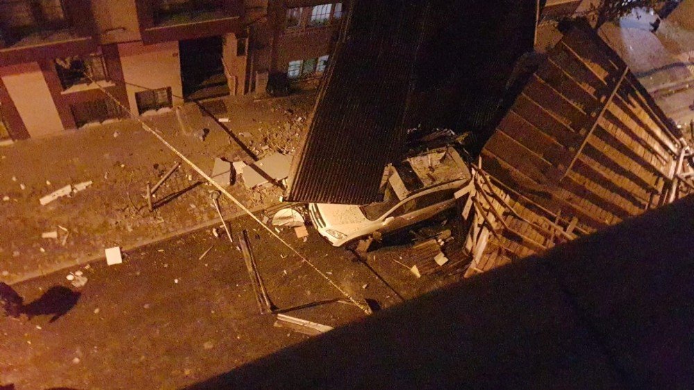 Bayrampaşa’da Binanın Uçan Çatısı Park Halindeki Araca Saplandı