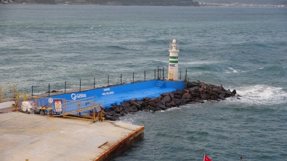 Çanakkale Boğazı’nda Geçici Olarak Feribot Seferleri Durduruldu