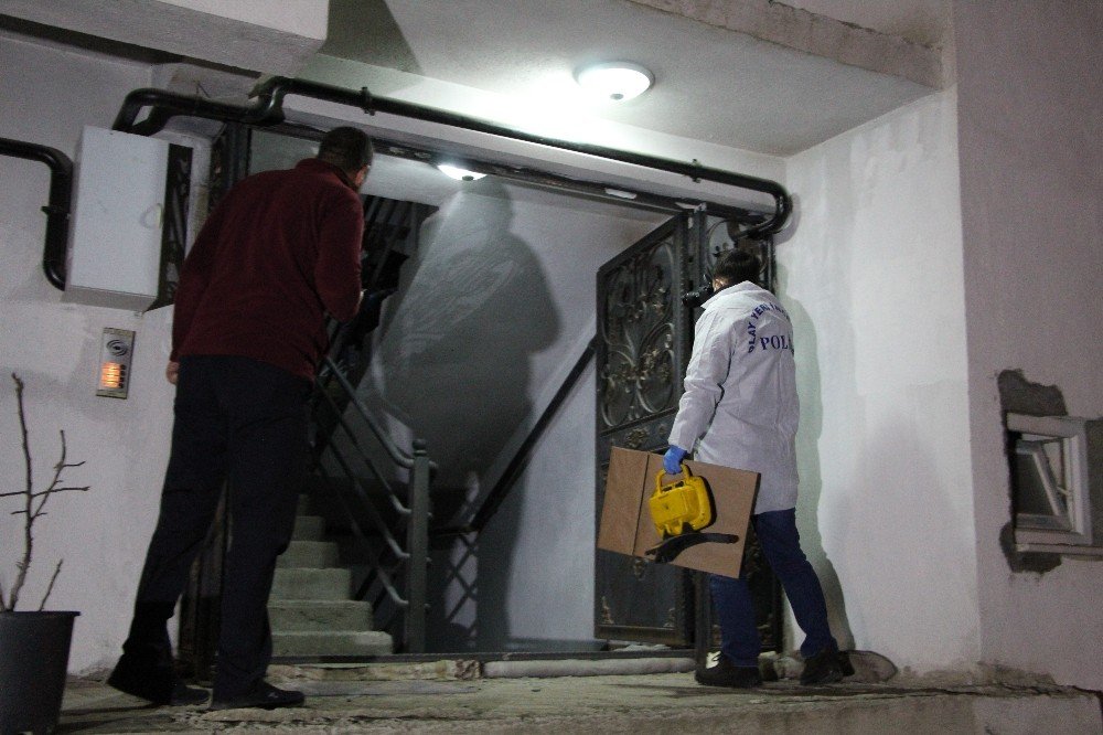 İ̇hanetle Suçladığı Eşini Defalarca Bıçakladı