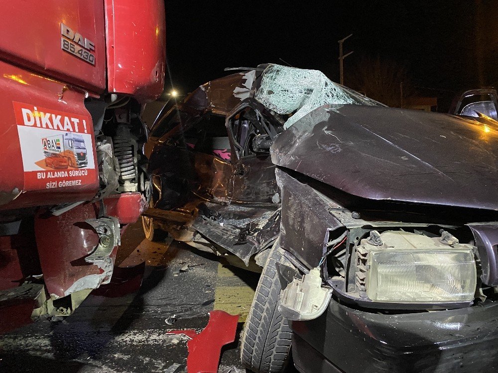 Tır Otomobile Çarptı, Sürücü Araçta Sıkıştı