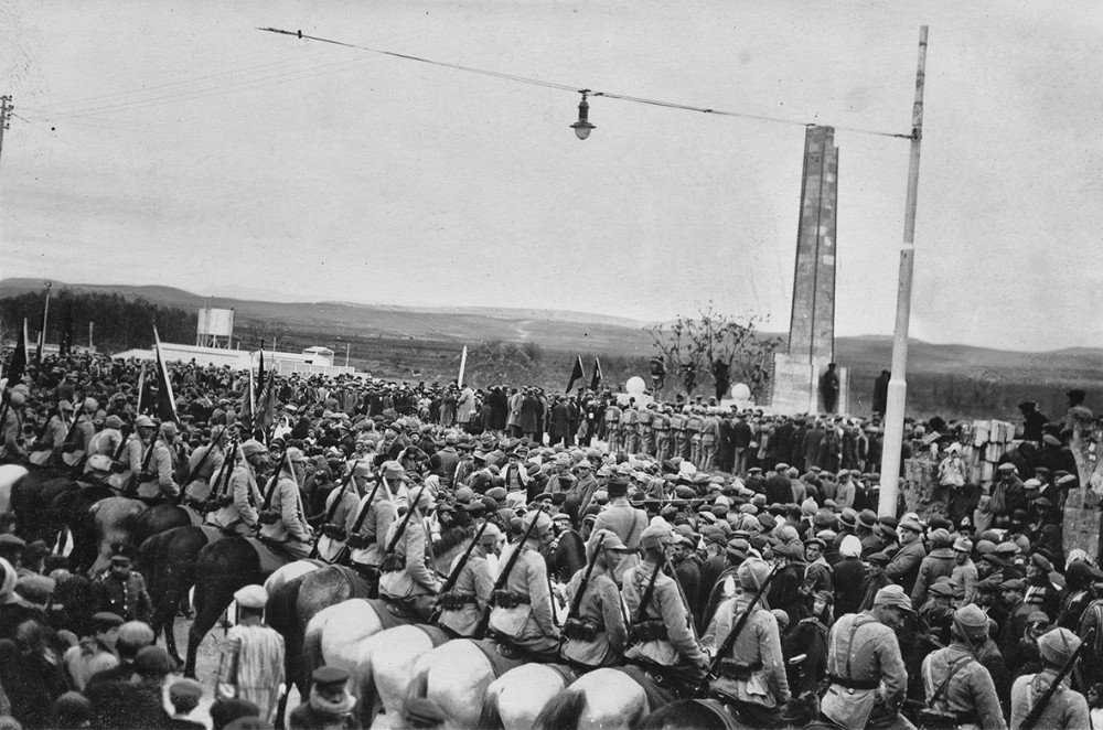Fadıloğlu’ndan Anlamlı Kartpostal Seti Armağanı