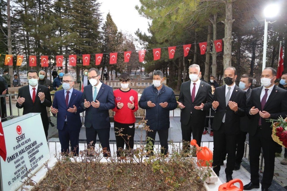 Bakan Kasapoğlu, Şehit Astsubay Ömer Halisdemir’in Kabrini Ziyaret Etti