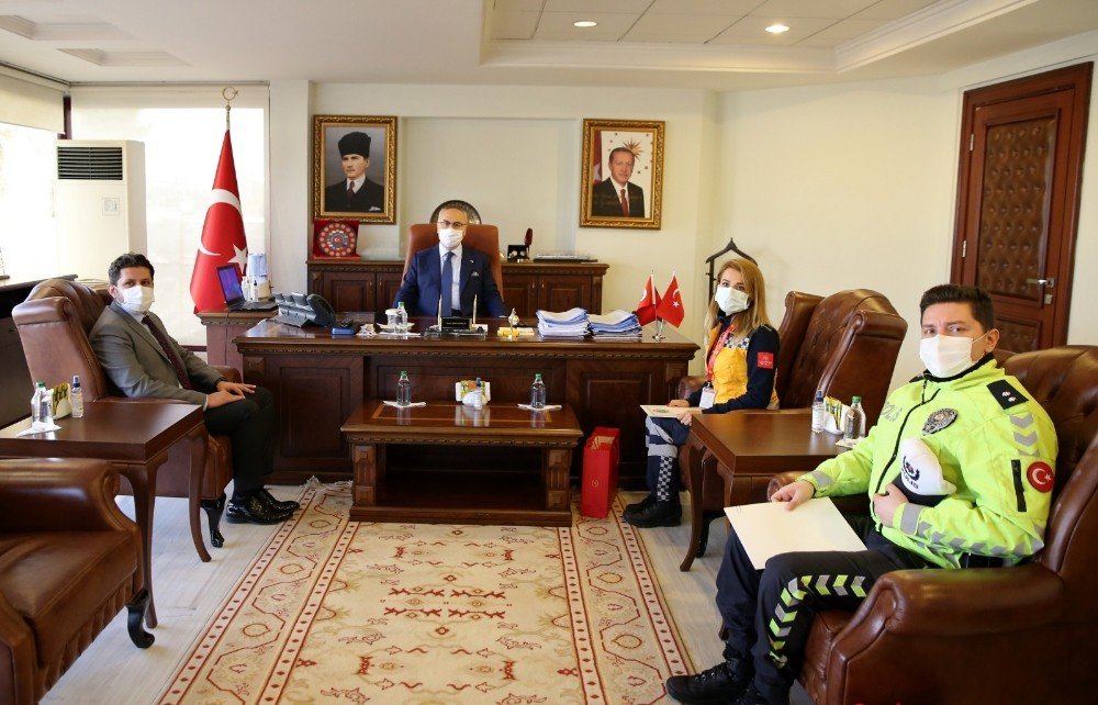 Vali Köşger’den Sel Felaketinde Takdir Toplayan Sağlık Çalışanı Ve Polise Başarı Belgesi