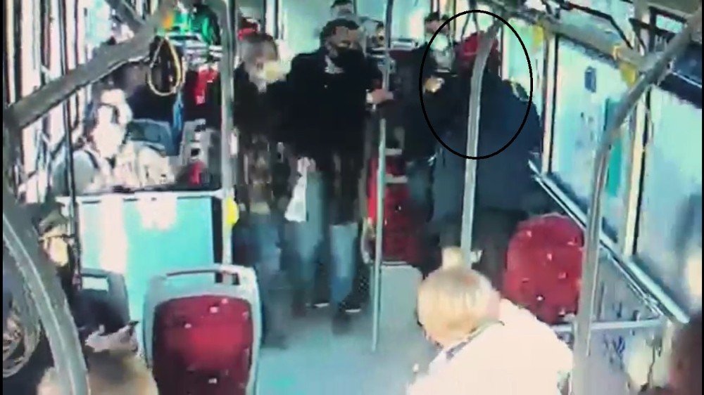 İ̇zmir’de Tesettürlü Kadına Saldırının Görüntüleri Ortaya Çıktı