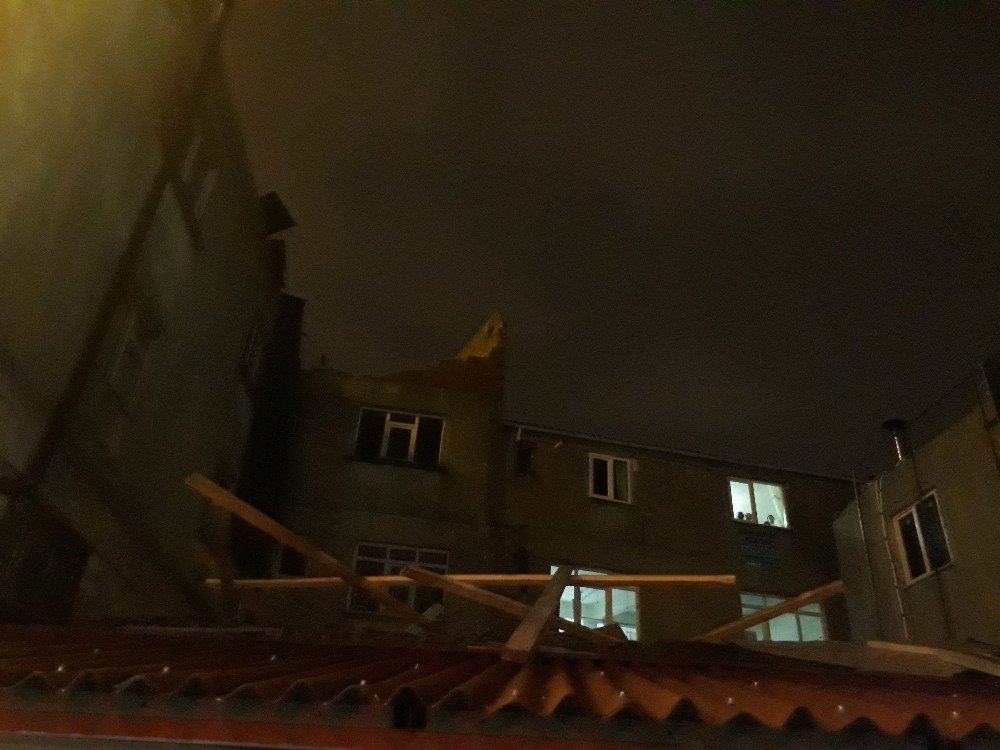 Kağıthane Ve Beyoğlu’nda Şiddetli Rüzgar Çatıları Uçurdu