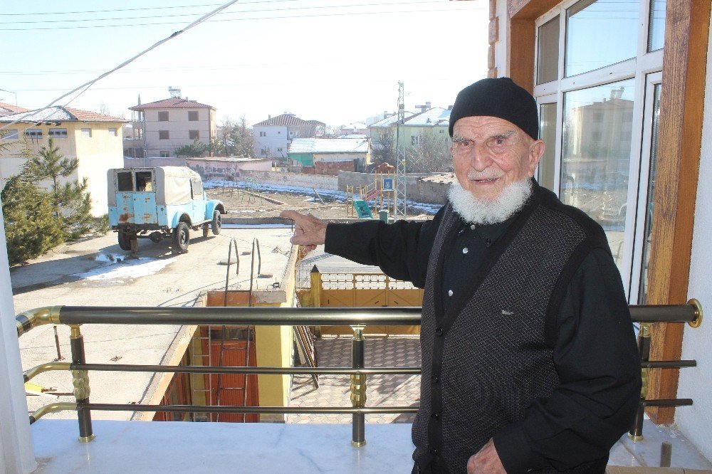 Sami Dede 50 Yıllık Aracını Satmaya Kıyamayınca, Dama Çıkardı