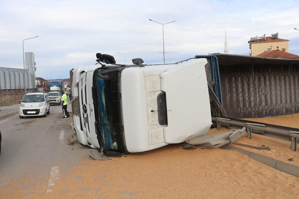 Tır Devrildi, Tonlarca Buğday Yola Saçıldı