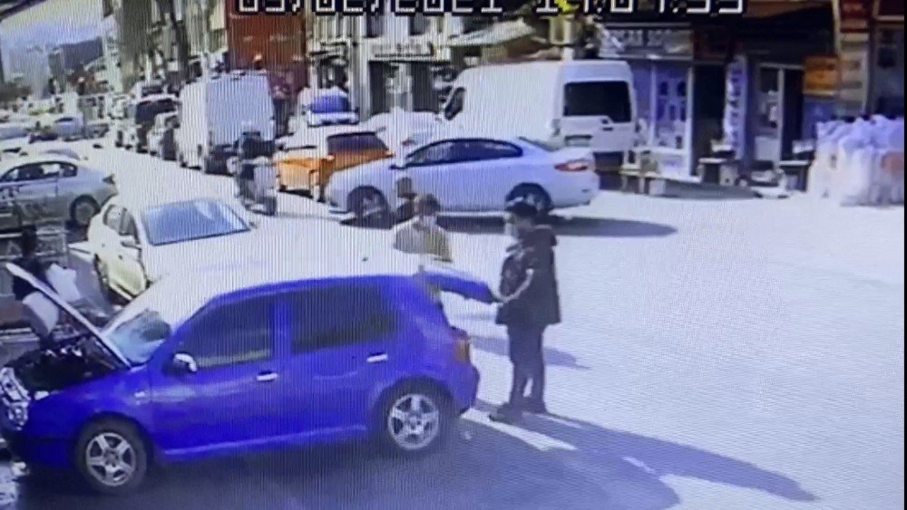 Motosikletteki 2 Kişinin Takla Attığı Feci Kaza Kamerada