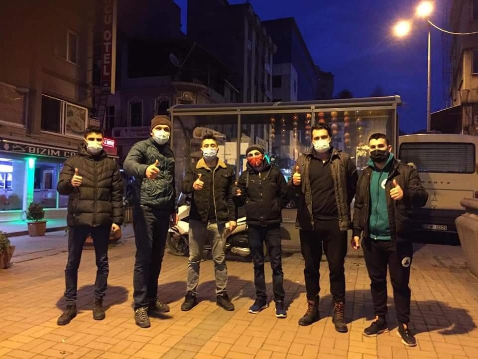 Dükkanların Altına Bozuk Para Attılar, Esnaf Şok Oldu