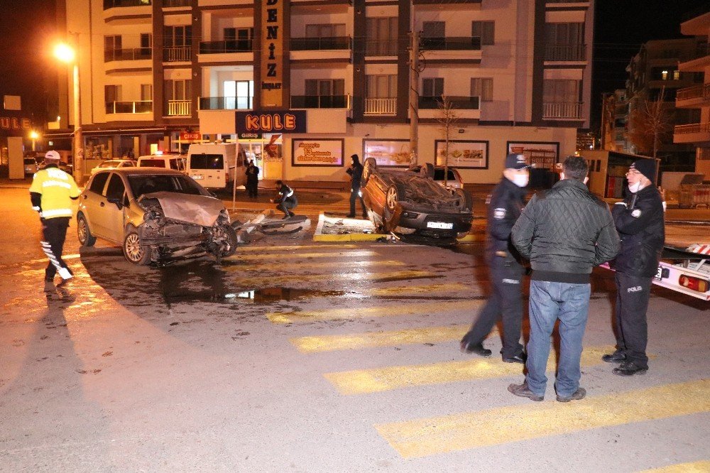 İ̇ki Otomobilin Hurdaya Döndüğü Kazada 1’i Bebek 7 Yaralı