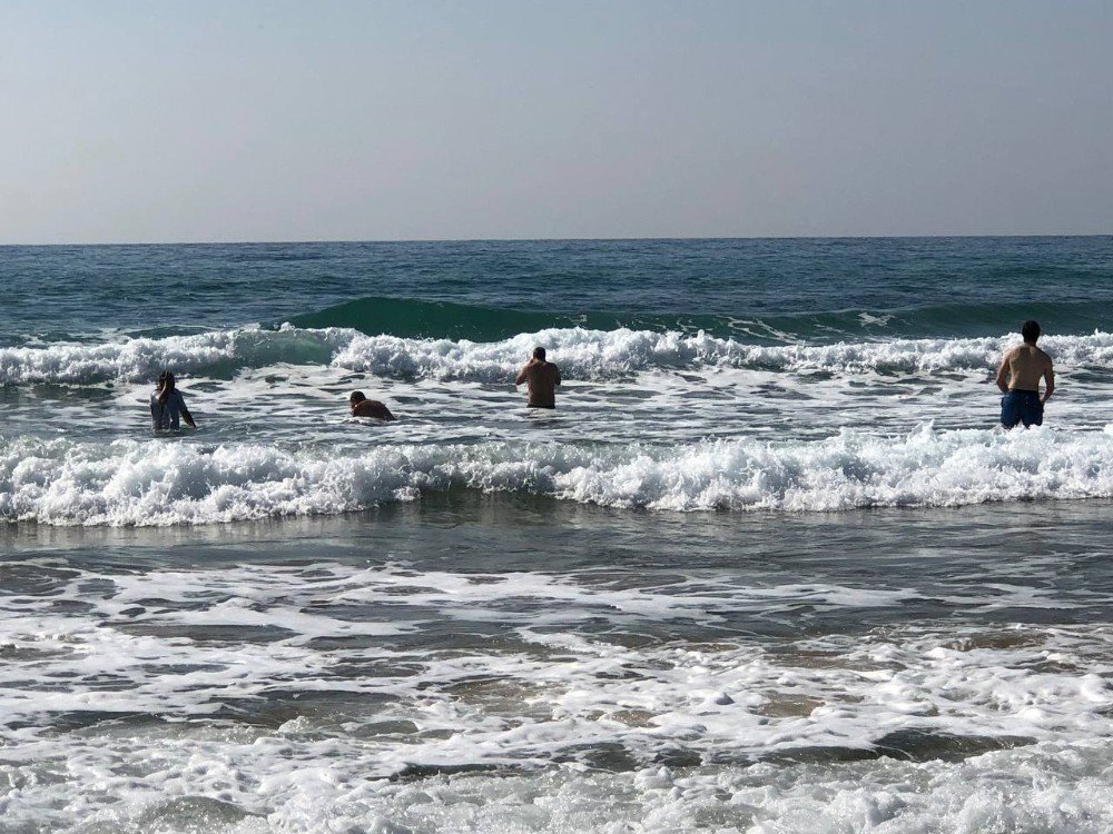Turistlerin Dalgaya Rağmen Deniz Keyfi