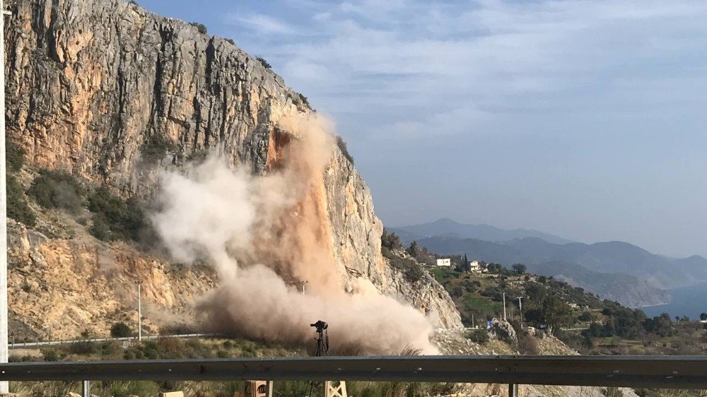 D 400 Kara Yolunda Kontrollü Patlama Yapıldı