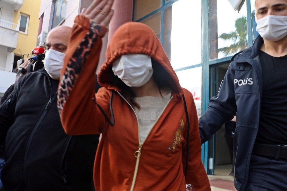 ‘krize Girdim’ Deyip Durdurduğu Otomobillere Binen Genç Kadın Sürücülerin Kabusu Oldu