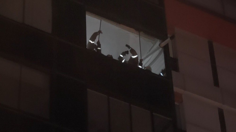 Arnavutköy’de Fırtınada Balkonun Camları Uçuşunca Yardımına İtfaiye Koştu