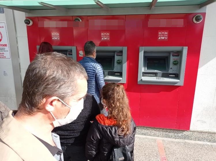 Atm’ye Tükürülmesi Vatandaşın Tepkisini Çekti